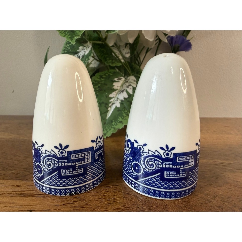 Vintage‎ Blue Willow Salt & Pepper Shakers Set Blue Transferware Farmhouse Retro
